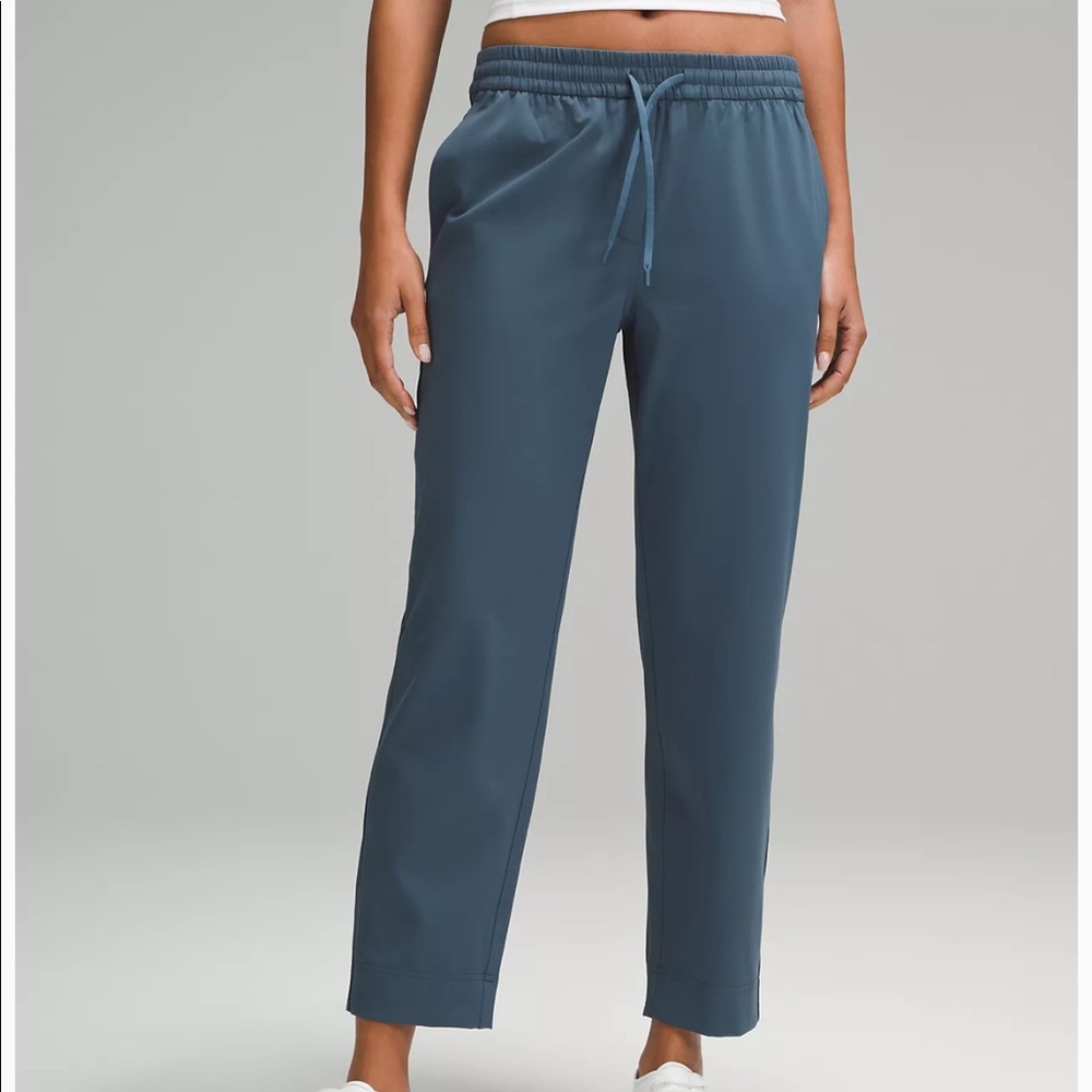 Lululemon Tapered leg mid-rise 7/8 pant